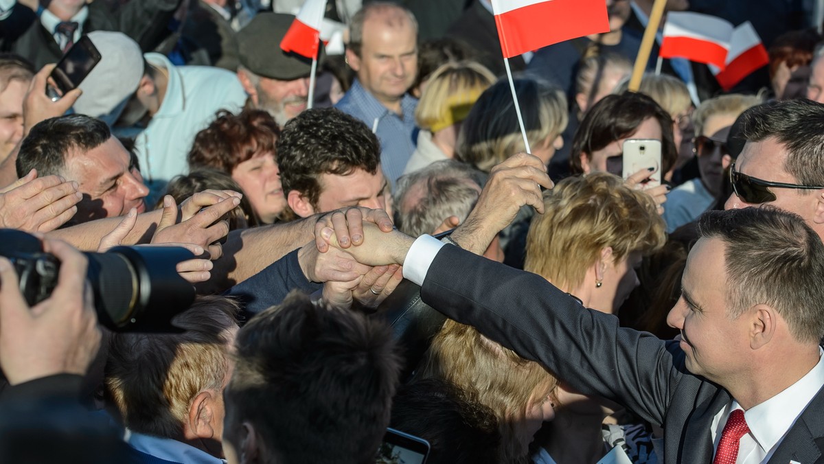 Dzisiaj w Polsce dokonywane są zmiany, które dzieją się z decyzji obywateli, dokonuje ich władza wybrana w demokratycznych wyborach - powiedział prezydent Andrzej Duda we wtorek w Parczewie (Lubelskie). Podkreślił, że nie zgadza się z podziałem na Polskę "A" i Polskę "B".