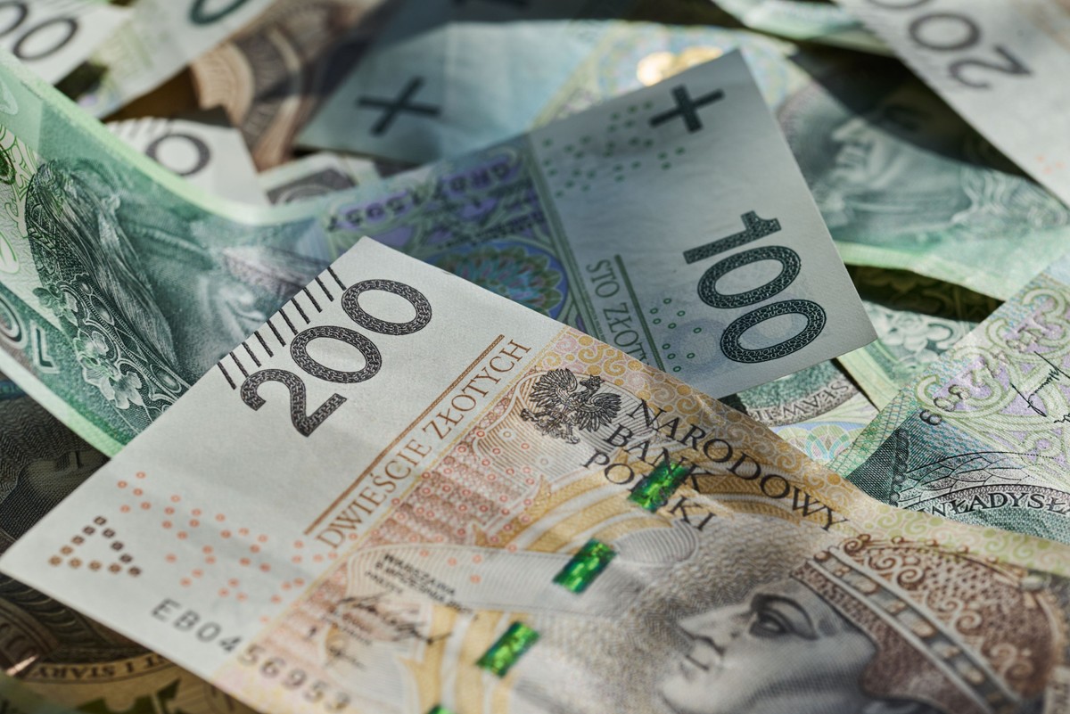 Według najnowszych danych Głównego Urzędu Statystycznego (GUS), średnie wynagrodzenie brutto w sektorze przedsiębiorstw w Polsce w lutym 2025 roku wyniosło 8613,14 złotych.