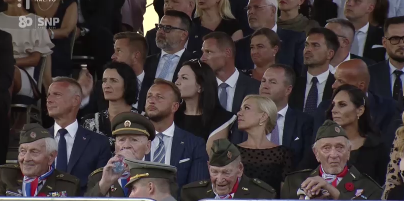 Ministri a veteráni na vojenskej prehliadke.