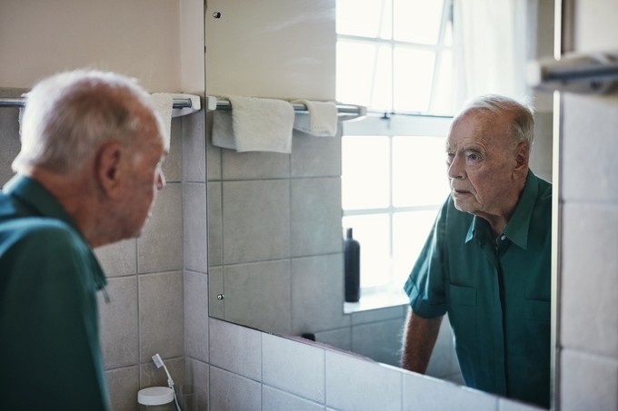 Alzheimer-kór első jelek: a beteg a saját tükörképével beszélget, vagy éppen nem érti, mit jelent a televízió