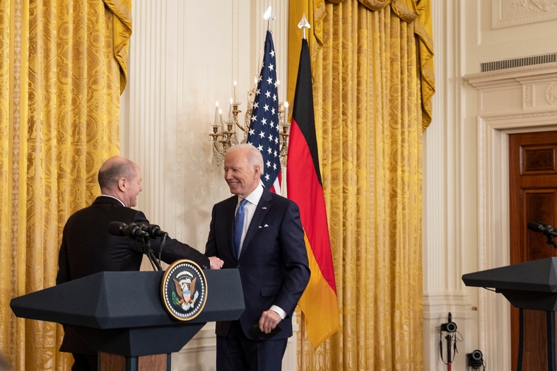 Prezydent USA Joe Biden i kanclerz Niemiec Olaf Scholz podają sobie ręce po wspólnej konferencji prasowej we Wschodnim Pokoju Białego Domu, 7 lutego 2022 r. 