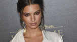 Emily Ratajkowski w kreacji z dekoltem w Paryżu