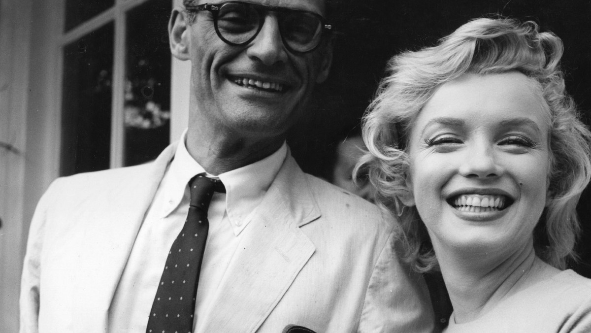 Prasa brukowa nie podejrzewała nawet, że słynny dramaturg Arthur Miller i blond seksbomba Marylin Monroe się znają, a kiedy stanęli na ślubnym kobiercu, FBI uznało tę ceremonię za przykrywkę dla działalności komunistycznej.