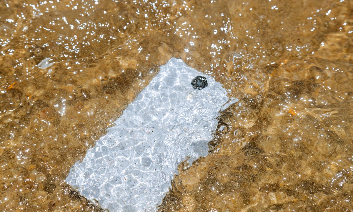 Zalałeś telefon? Nie wkładaj go do woreczka z ryżem