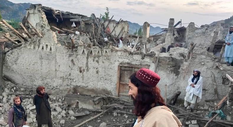 Des Afghans regardent les destructions causées par un tremblement de terre dans la province de Paktika, dans l'est de l'Afghanistan, mercredi 22 juin 2022 © AP