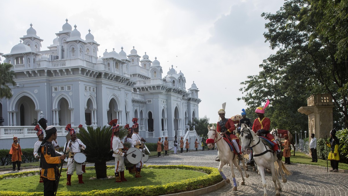 Horses leading a cart with guests arrive at the Taj