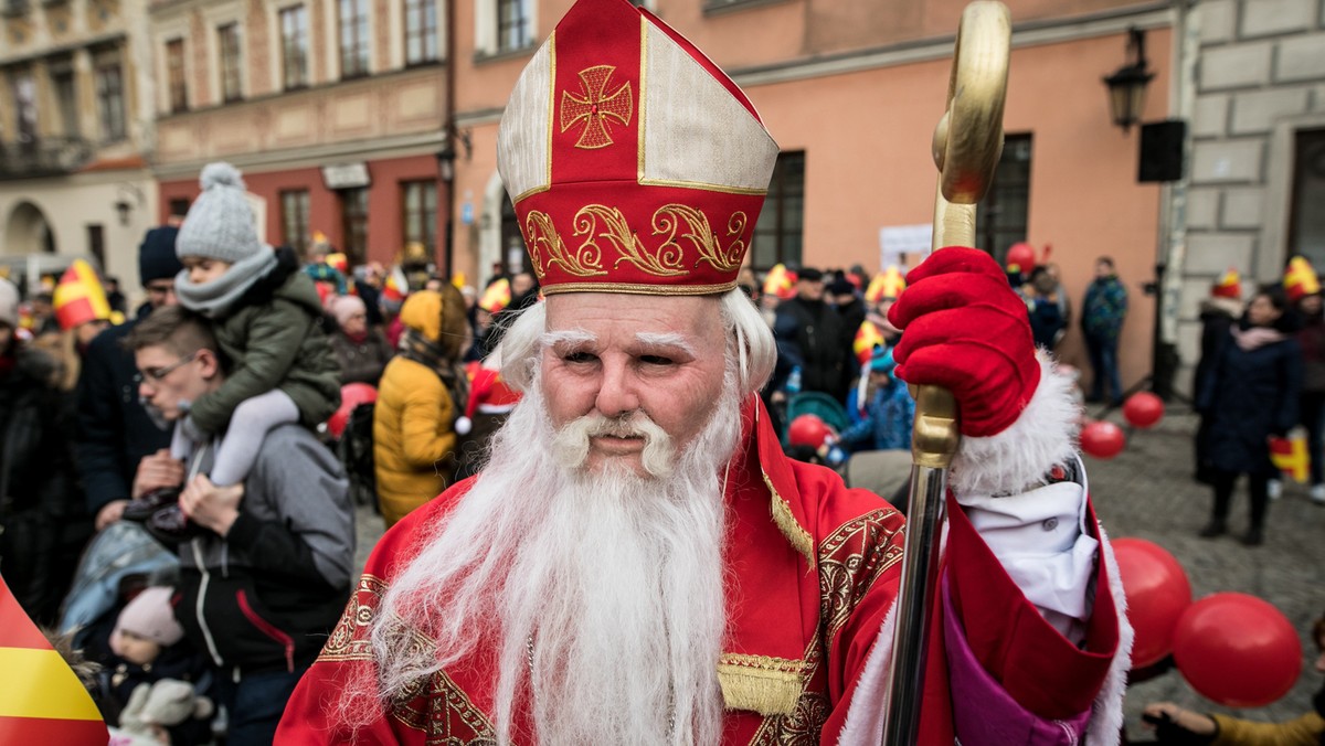 Św. Mikołaj, Dzieciątko, Gwiazdor czy Dziadek Mróz? Kto przynosi nam prezenty?