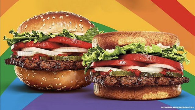 Azonos oldalú bucikból összerakott burgerekkel ünnepli a Pride-ot az osztrák Burger King