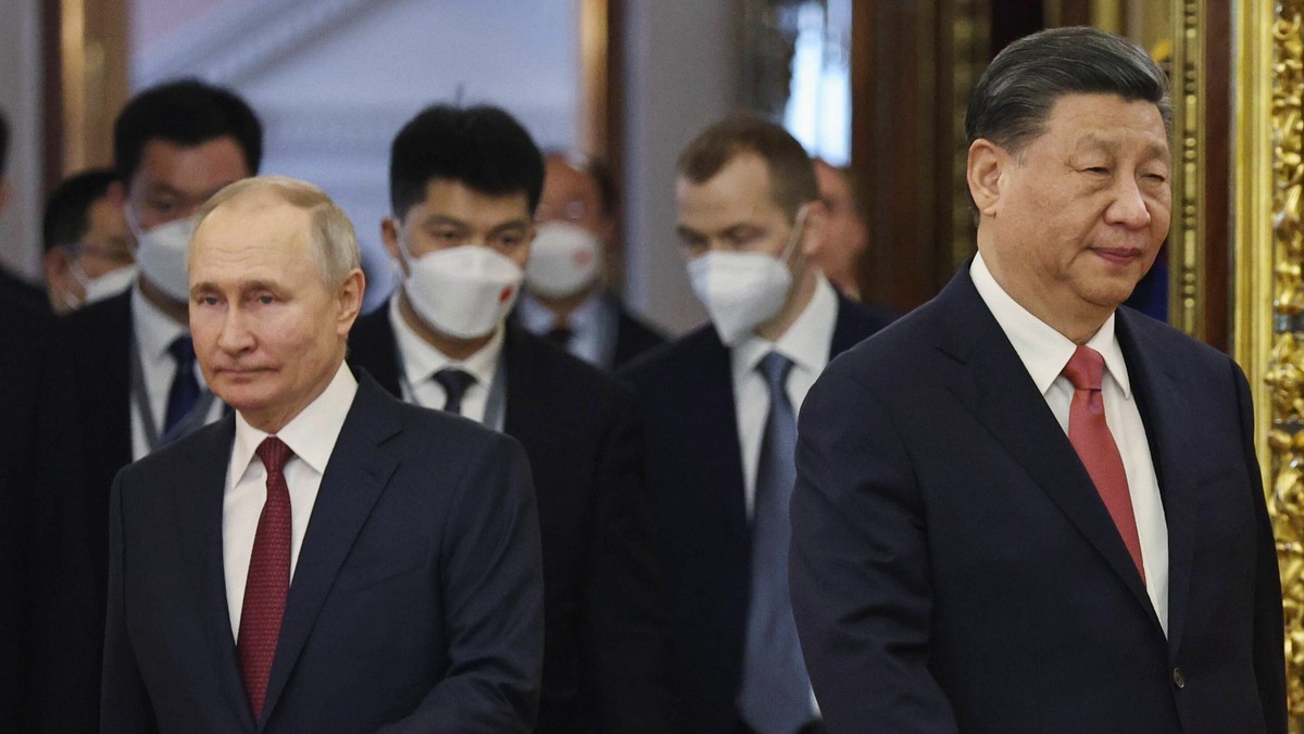 Prezydent Chin Xi Jinping i prezydent Rosji Władimir Putin wchodzą do sali, aby wziąć udział w rozmowach Rosja-Chiny w wąskim formacie na Kremlu w Moskwie, Rosja, 21 marca 2023 r.