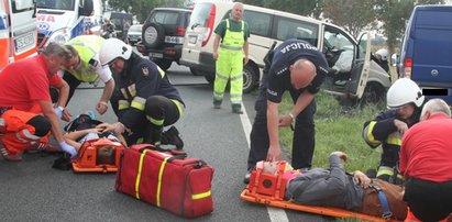 Busy roztrzaskały się na drodze. Są ranni!