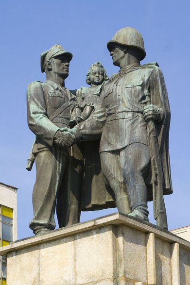 Zdj. Franciszek Grzywacz – jedyny Polak, któremu pozwolono na fotografowanie życia Rosjan za murem „kwadratu”. Pomnik żołnierza Polskiego i Radzieckiego z małą dziewczynką dziękującą im za wyzwolenie Polski… 