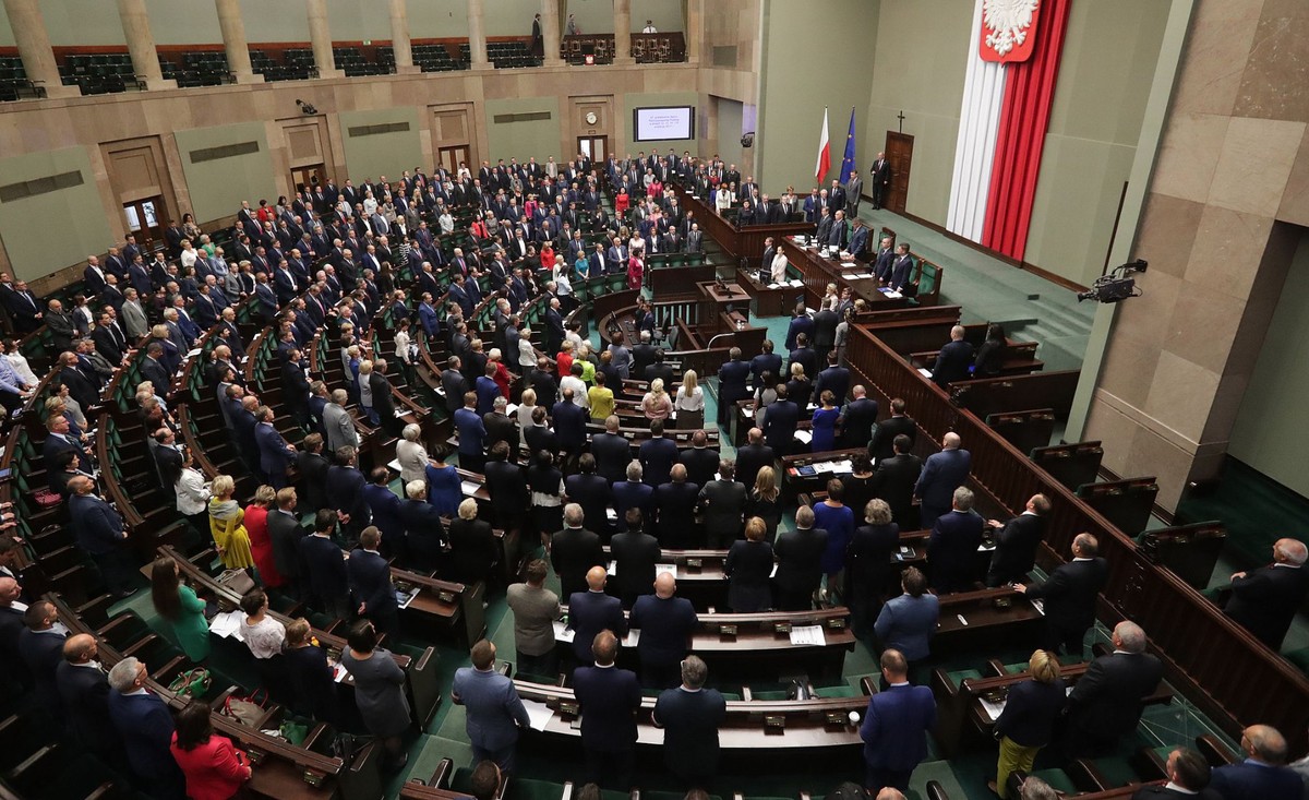 "Szanowni państwo, drodzy Republikanie, mamy dla was bardzo dobrą wiadomość - po wielu latach angażowania się w różne ruchy polityczne, środowisko republikańskie wreszcie będzie zjednoczone. Środowisko republikańskie tworzy własną partię polityczną"
