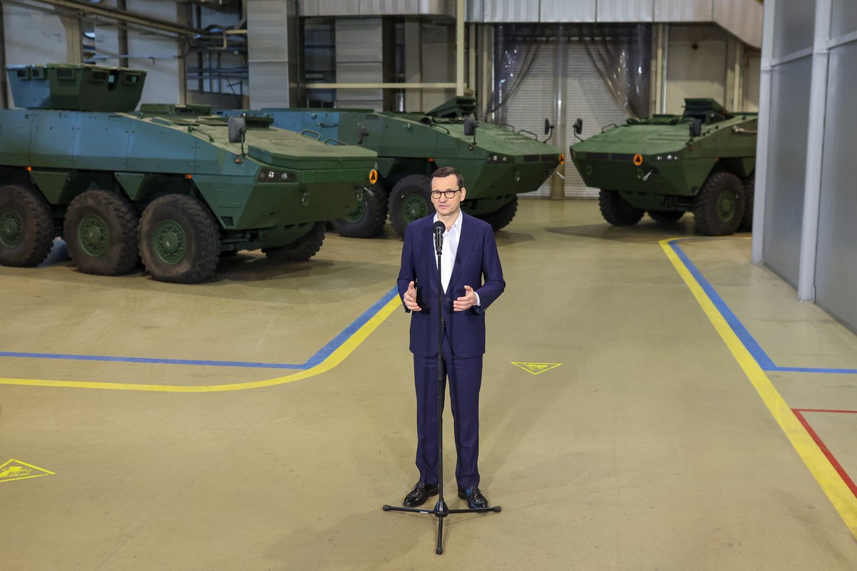 Premier Mateusz Morawiecki podczas wizyty w zakładach Rosomak S.A. w Siemianowicach Śląskich