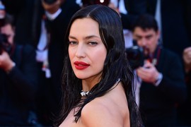 IRINA ŠAJK U VAMP HALJINI ZBOG KOJE ĆE MREŽE IZGORETI: Svi gledaju u RUKE prelepe Ruskinje, ovaj detalj je MAGNET ZA POGLEDE, poigrala se dres - kodom, ali nije pogazila pravila