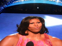 Monstrualne poszerzenie: sukienka zmasakrowała sylwetkę Michelle Obamy