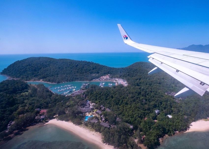 Pogled kroz prozor aviona