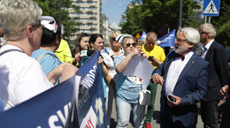 Pielęgniarki protestują przed Sejmem. &quot;Patrzymy posłom na ręce&quot;. ZDJĘCIA