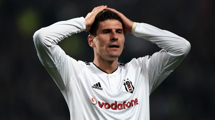 Mario Gomez megszerette Törökországot és a Besiktas csapatát, de mégis a távozás mellett döntött /Fotó:AFP