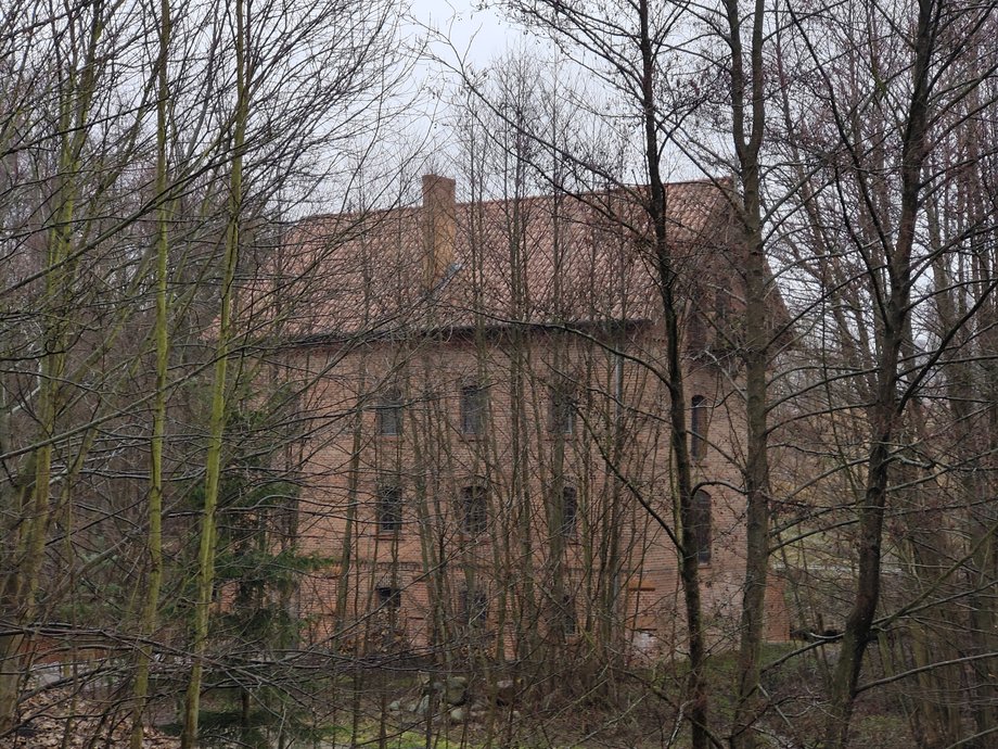 Na terenie inwestycji powstały mniejsze budynki. Nie wiadomo jednak do końca, jakie ma być ich przeznaczenie.