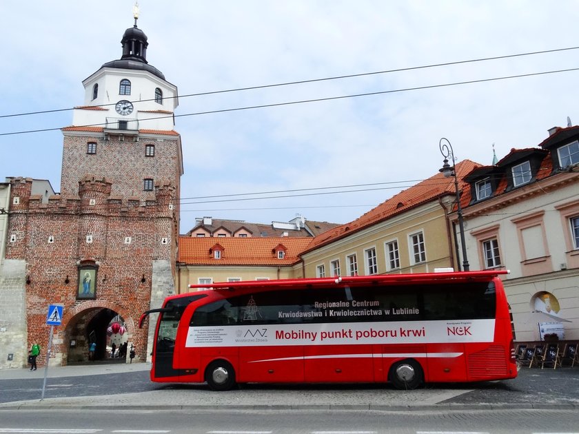 W Lublinie autobus do poboru krwi stał pod Bramą Krakowską.