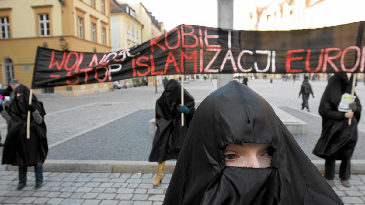 Odsetek muzułmanów żyjących w Polsce należy do najniższych spośród wszystkich państw europejskich, jednak paradoksalnie Polacy przodują w Europie, jeśli chodzi o nastawienie antymuzułmańskie. Większą niechęć wobec wyznawców islamu przejawiają jedynie Włosi oraz Niemcy. Z dr. Mariuszem Turowskim, dyrektorem do spraw nauki w Instytucie Studiów nad Islamem we Wrocławiu rozmawia dr Monika Spławska - Murmyło.