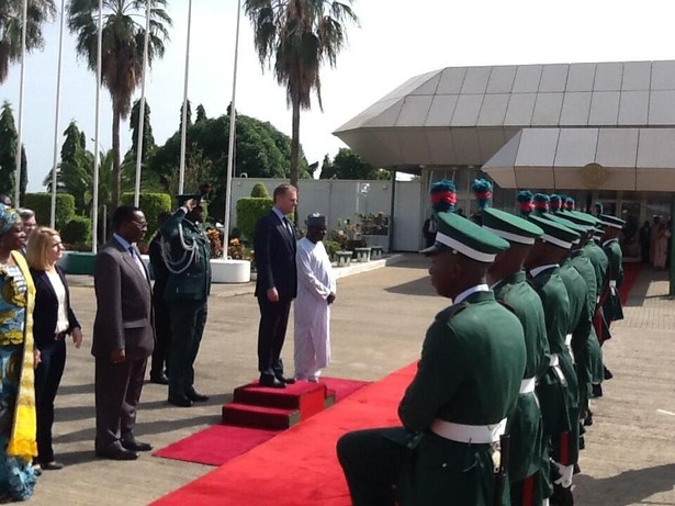 Premier pod palmami. Pierwsze zdjęcie Tuska z Nigerii