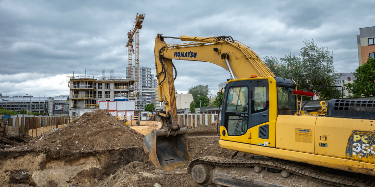 Firmy budowlane mierzą się obecnie z ogromnymi wyzwaniami na skutek odpływu pracowników z Ukrainy i bezprecedensowego wzrostu kosztów