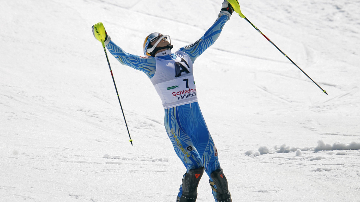 Szwed Andre Myhrer uzyskał najlepszy czas - 53,86 pierwszego przejazdu slalomu alpejskiego Pucharu Świata w fińskiej miejscowości Levi. Na półmetku drugich zawodów w sezonie wyprzedza o 0,27 s Austriaka Marcela Hirschera, zdobywcę Kryształowej Kuli.