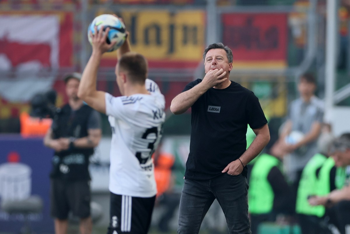 Kosta Runjaic (P) podczas meczu piłkarskiej Ekstraklasy z Jagiellonią Białystok