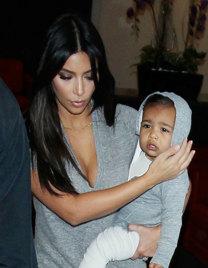 North West na ramionach u Kim Kardashian