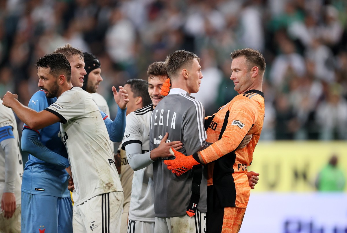 Piłkarze Legii Warszawa cieszą się ze zwycięstwa po rewanżowym meczu 4. rundy eliminacji Ligi Europy ze Slavią Praga