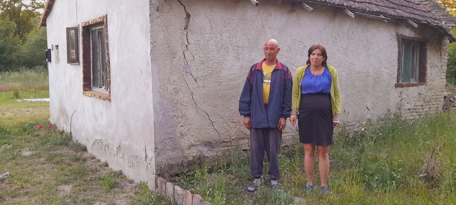 Kuća u kojoj su živeli pre je bila u jako lošem stanju, život im je bio ugrožen zbog mogućnosti da se uruši sve