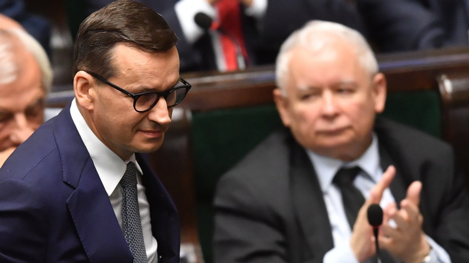 Premier Mateusz Morawiecki (L) i prezes PiS Jarosław Kaczyński (P) na sali obrad Sejmu w Warszawie