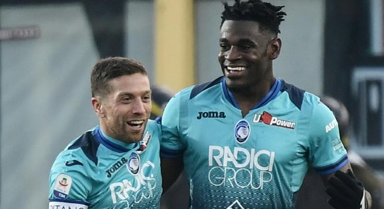 Atalanta's Colombian forward Duvan Zapata (R) scored a minute after missing a penalty against Roma