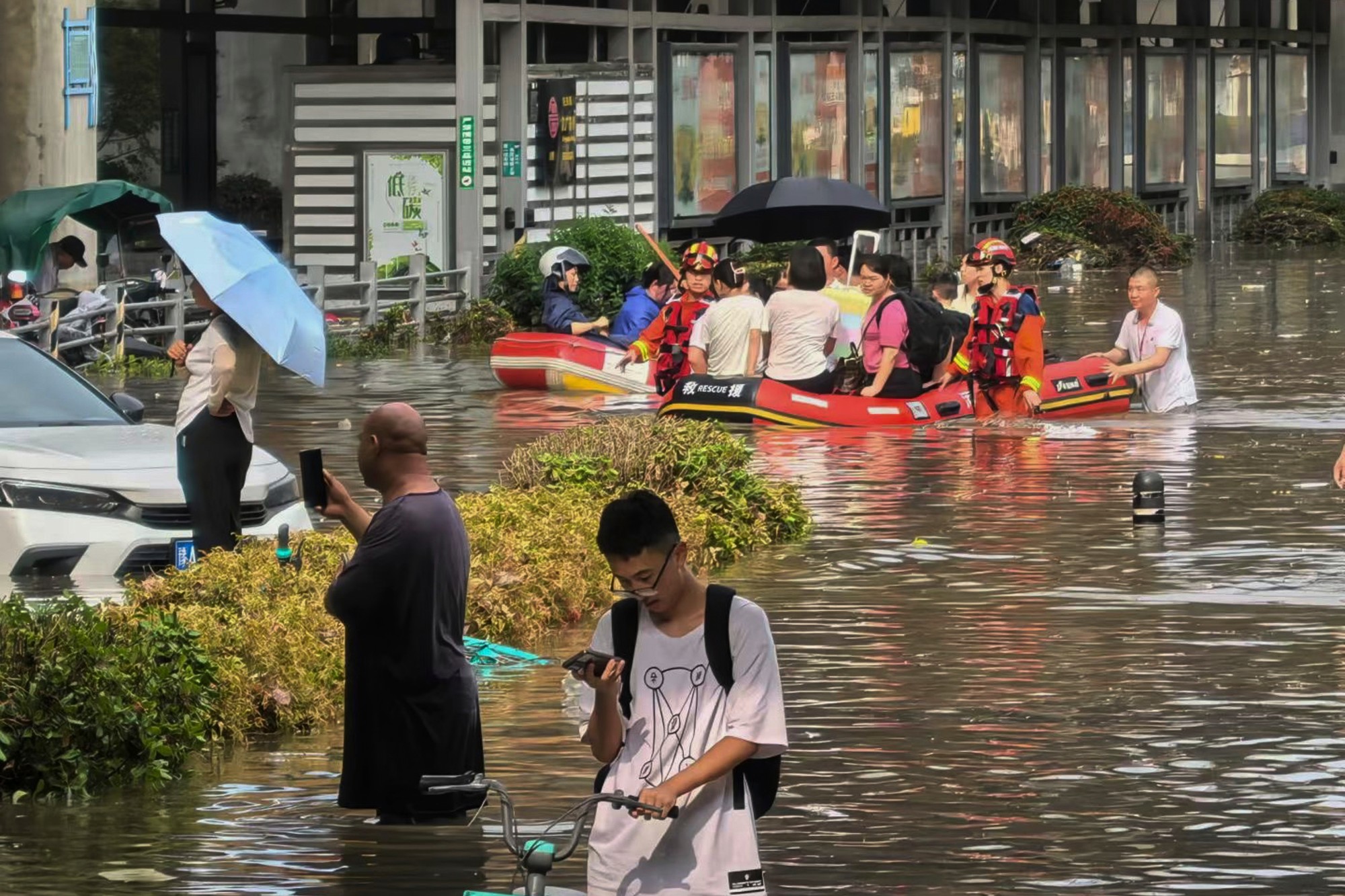 V Číne zahynulo 10 osôb a 33 ďalších je nezvestných v dôsledku povodní.