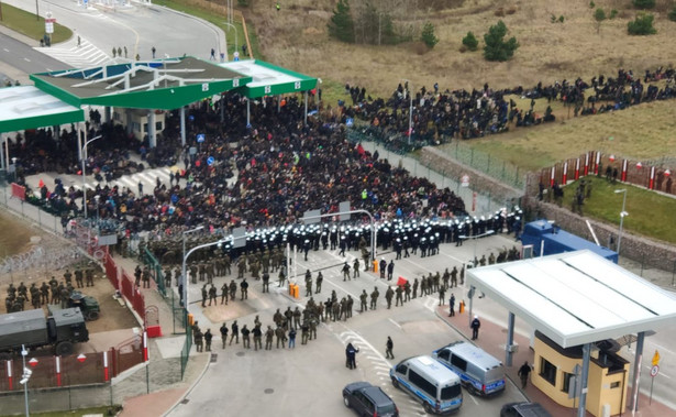 Migranci tłoczą się na przejściu granicznym Bruzgi-Kuźnica