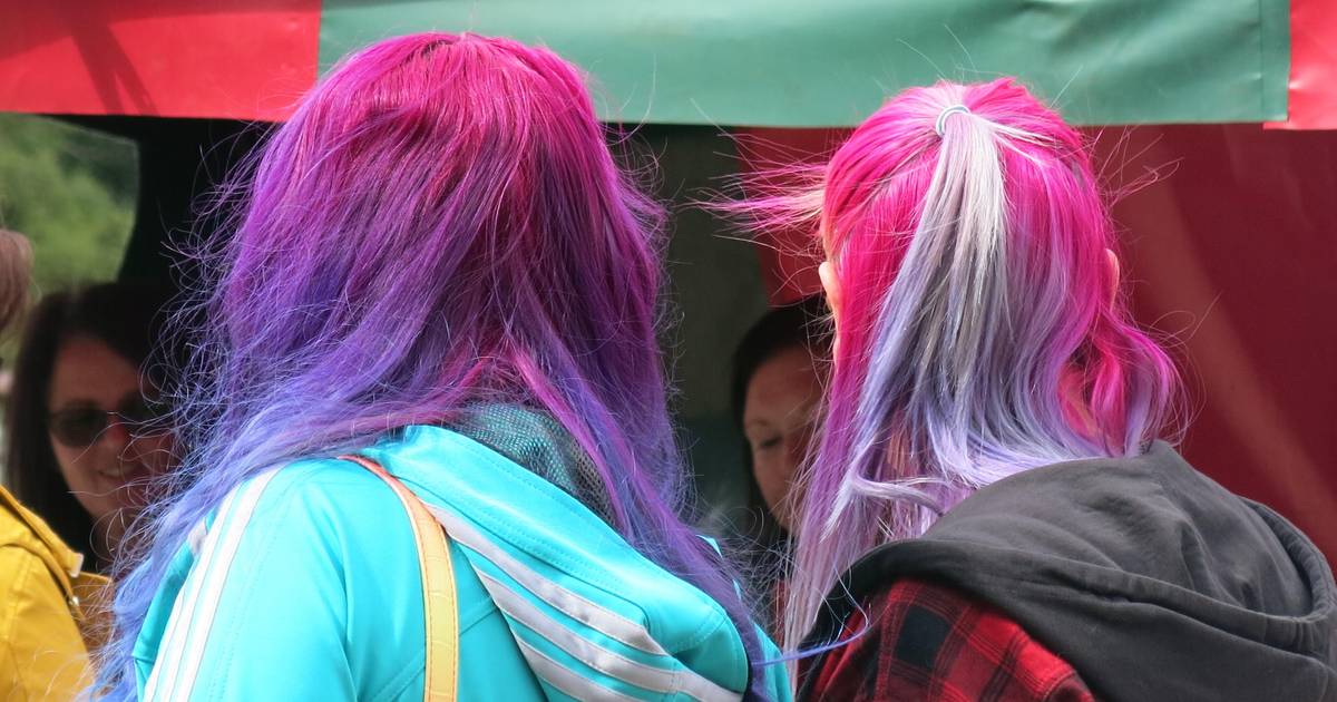 Nosisz kolorowe włosy? Psychologia ma na to wyjaśnienie
