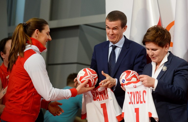 Premier Beata Szydło powitała polskie piłkarki ręczne na lotnisku Okęcie