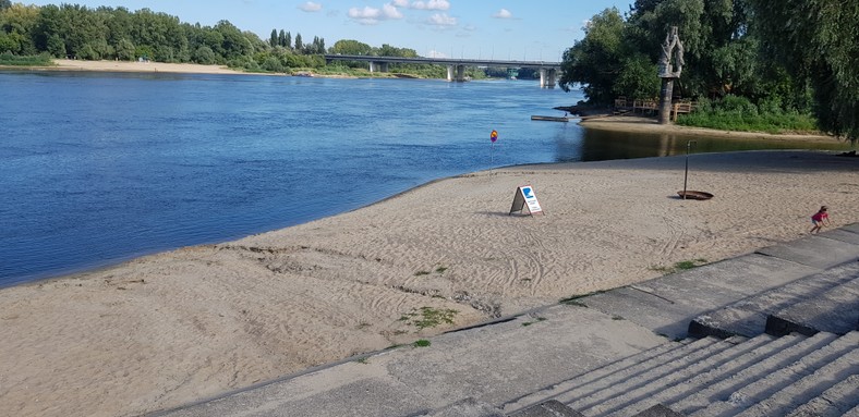 Niski stan wody w Wiśle w Warszawie