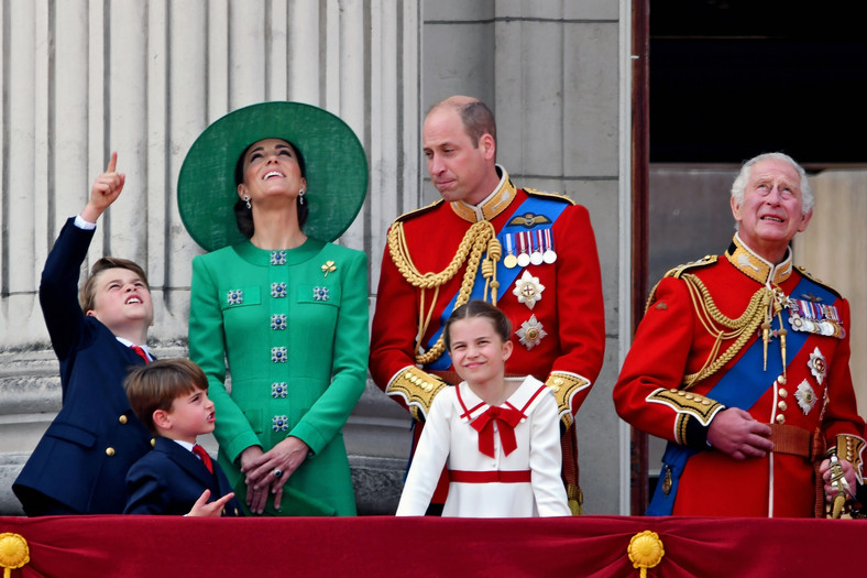 Książę George, książę Louis, księżna Kate, książę William, księżniczka Charlotte, król Karol III