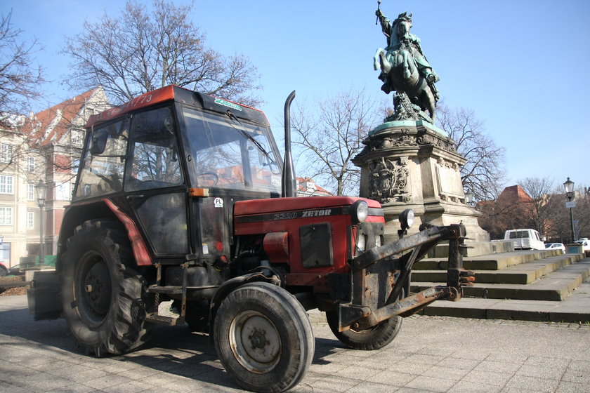 Traktor na tle pomnika Jana III Sobieskiego