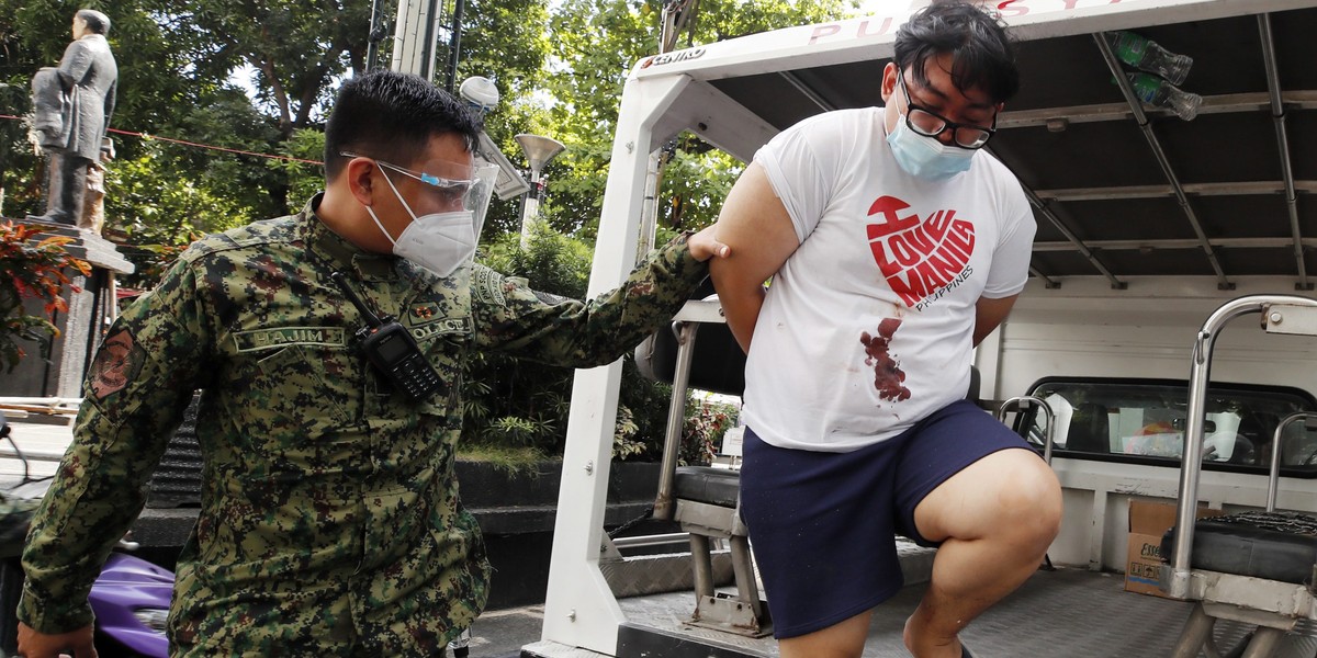 A father hangs and kills his two kids on Christmas day in Taguig city