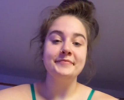 Dievča zdieľalo video na TikToku, v ktorom má "dva páry pŕs".