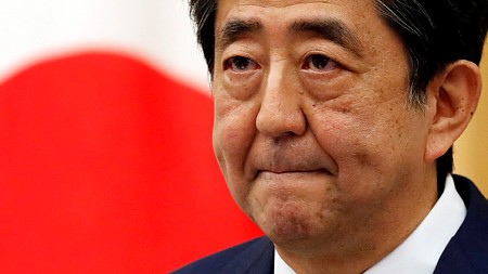 Beszéde közben a volt japán miniszterelnököt, Shinzo Abe-t / Fotó: MTI/EPA/Reuters pool/Kim Kjung Hun