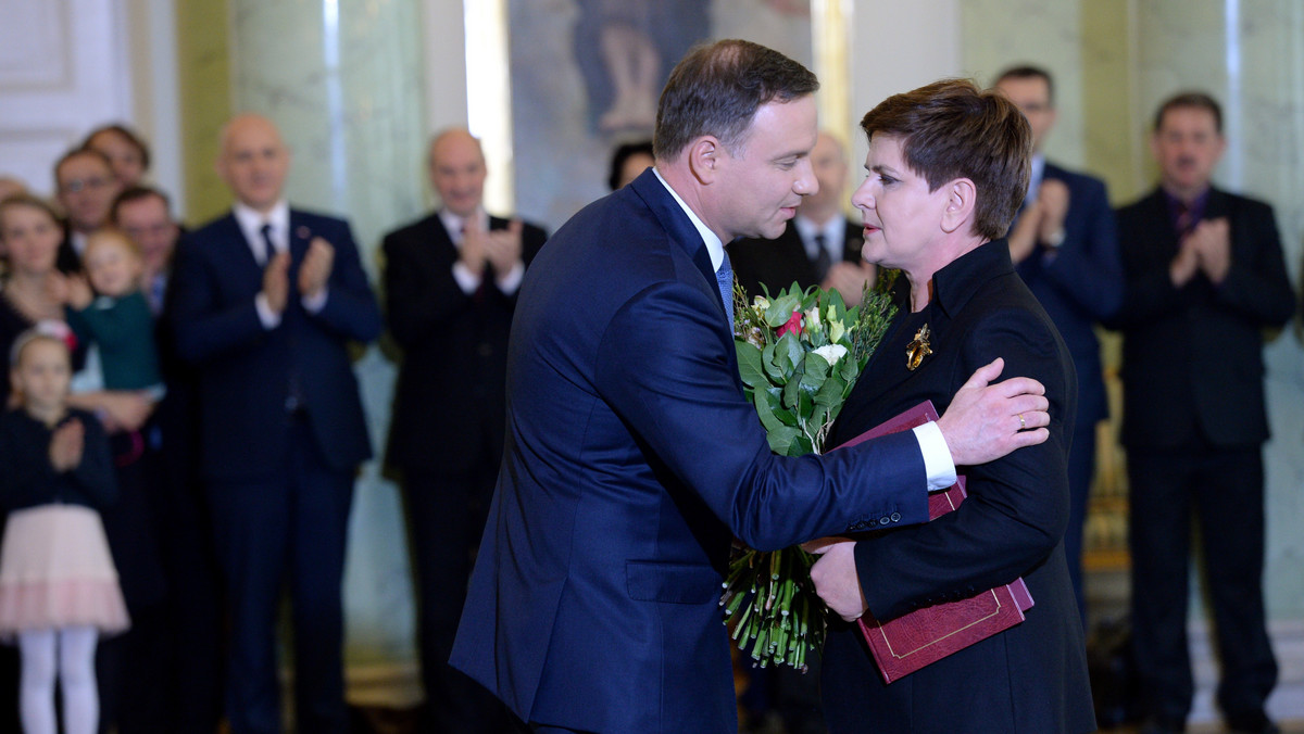 Desygnowana na premiera Beata Szydło i jej rząd mogą na mnie liczyć we wszystkich sprawach państwowych - powiedział w piątek prezydent Andrzej Duda. Szydło zapowiedziała wprowadzenie w życie planu naprawy Rzeczpospolitej. Naszą dewizą będzie "praca i pokora" - mówiła.