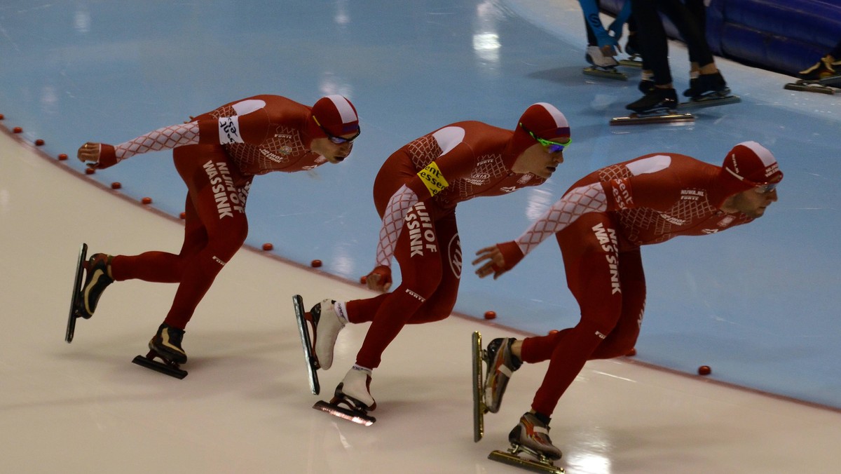 Polska drużyna w składzie: Jan Szymański, Zbigniew Bródka i Konrad Niedźwiedzki, czyli brązowi medaliści olimpijscy z Soczi, zajęli czwarte miejsce w pierwszych w tym sezonie zawodach Pucharu Świata w łyżwiarstwie szybki w japońskim Obihiro.