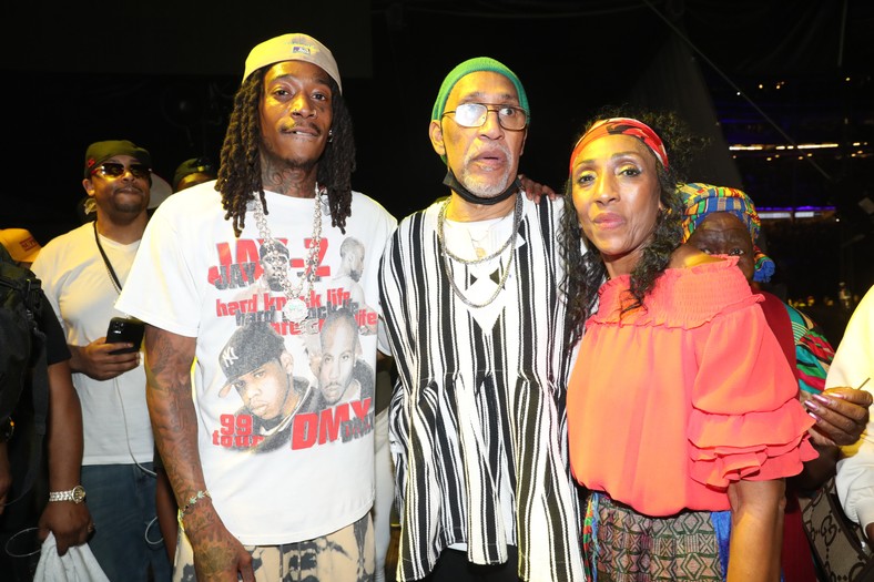 Wiz Khalifa, DJ Kool Herc, oraz Cindy Campbell podczas obchodów 50-lecia hip-hopu na Yankee Stadium w Nowym Jorku, 11 sierpnia 2023 r.