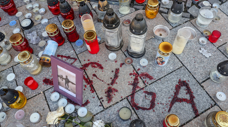Mécsesek – Több tucat gyertyával emlékeztek a tragikus sorsú fiúra Keszthelyen a templom előtt. / Fotó: Zsolnai Péter