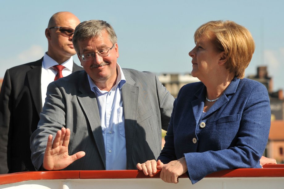 2011 r. Ówczesny prezydent Komorowski odpływa motorówką z kanclerz Angelą Merkel w kierunku rezydencji w Juracie