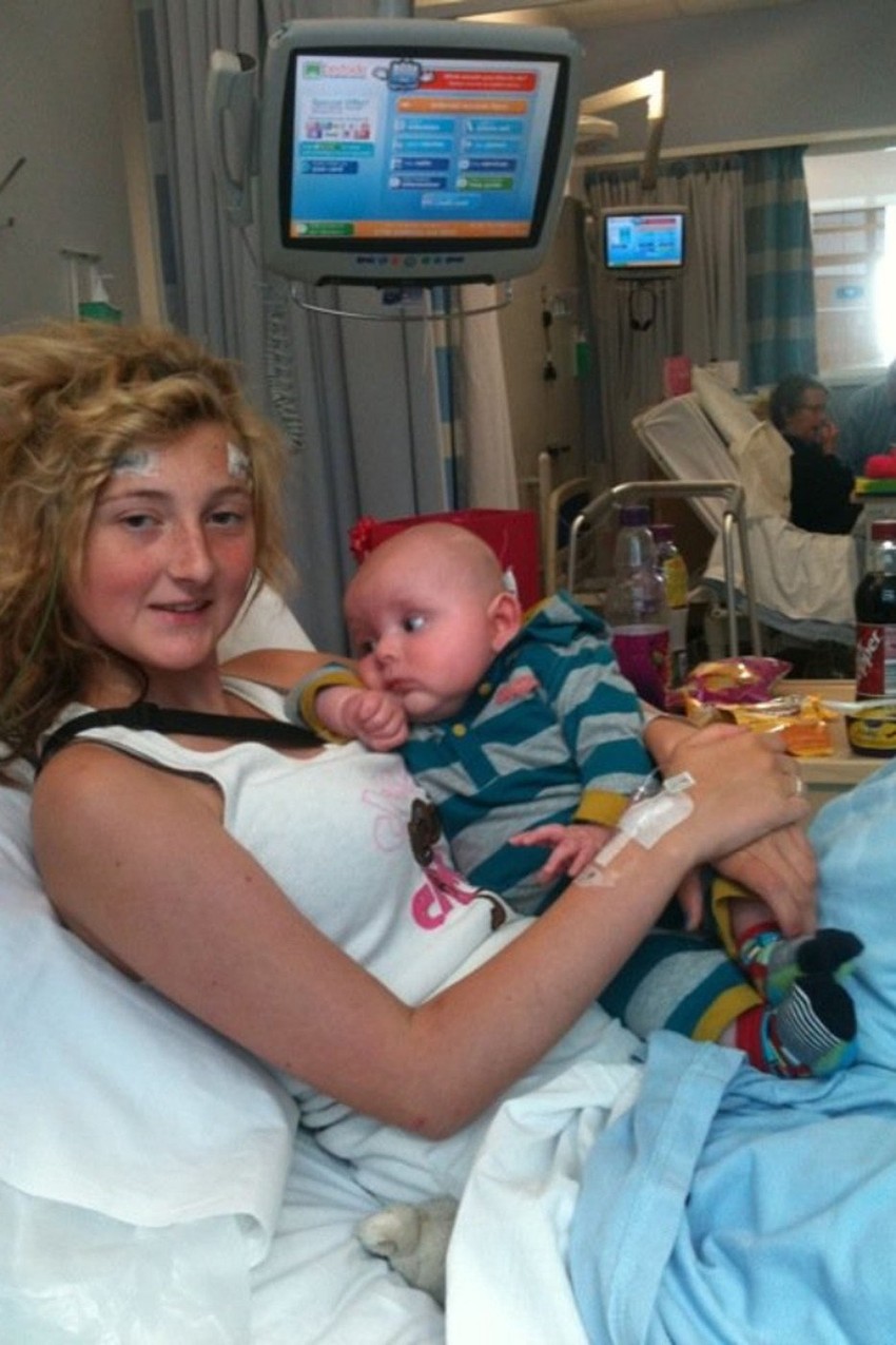 Sa mlađim bratom u bolnici nekoliko dana pošto je izgubila pamćenje